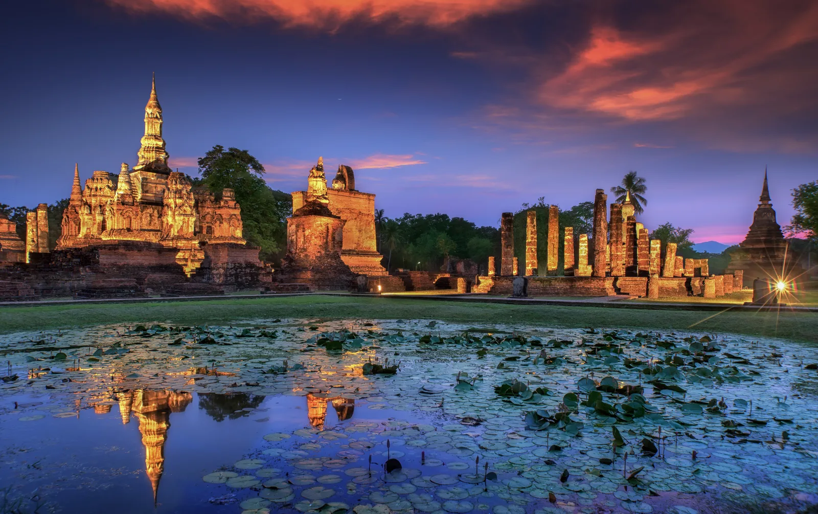 หมอกยามเช้าล่องลอยข้ามสระบัวรอบวัดมหาธาตุในฤดูหนาว