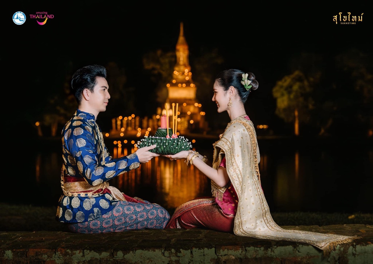 เทียนและเครื่องบูชาในเทศกาลลอยกระทงลอยบนคูเมืองโบราณที่อุทยานประวัติศาสตร์สุโขทัย