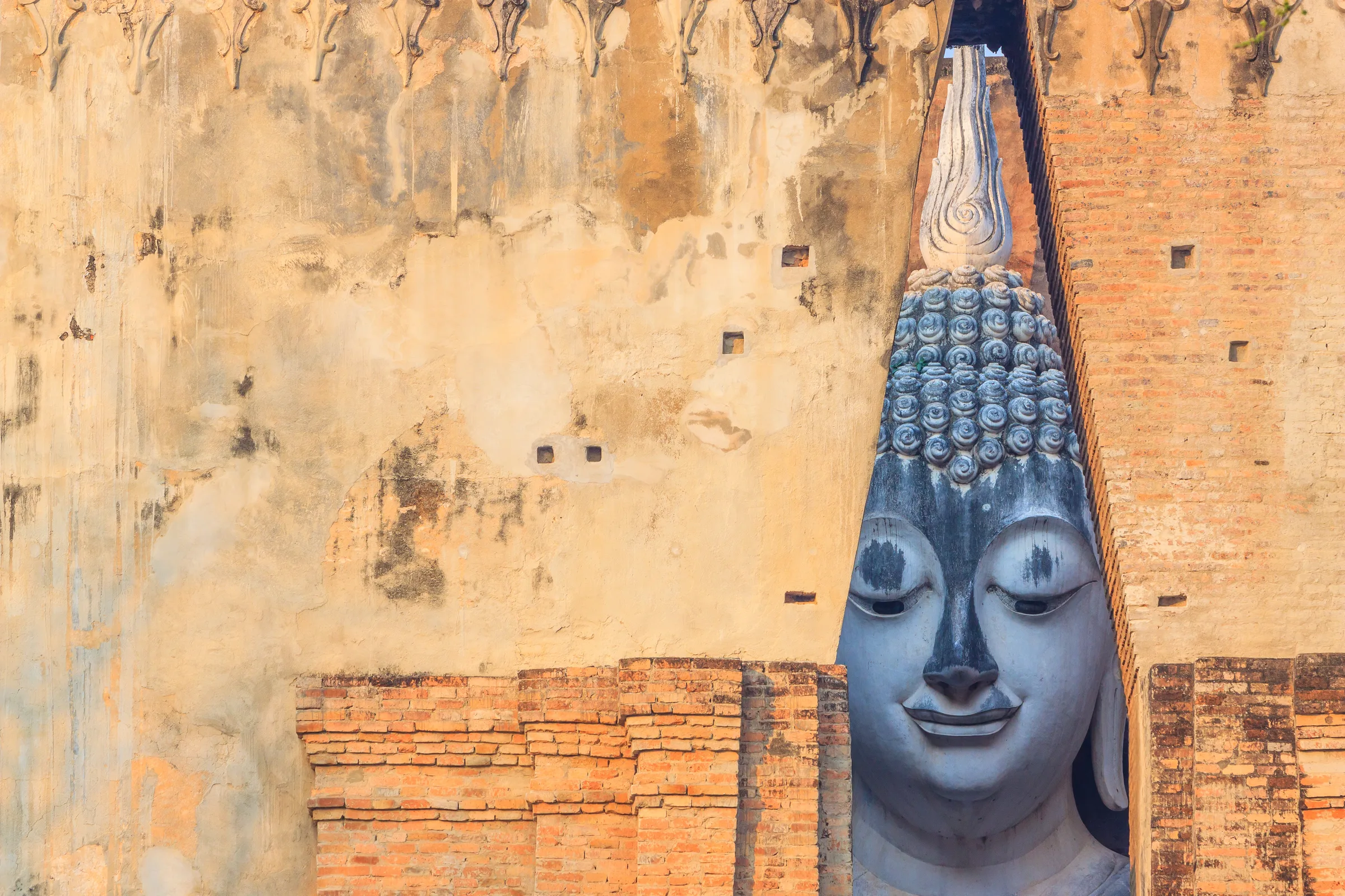 นักปั่นจักรยานบนทางสงบระหว่างซากวัดโบราณในอุทยานประวัติศาสตร์สุโขทัย