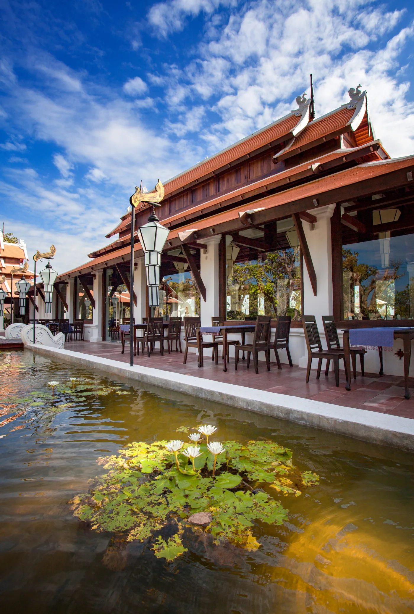 ระเบียงห้องอาหารศรีวิไลริมบึงบัว